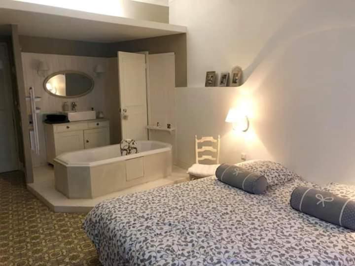 Le 4 Feuilles En.Camargue Hotel Bernis Kültér fotó